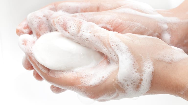 Hygiene: Sowohl in fester als auch in flüssiger Seife ist Glycerin enthalten.