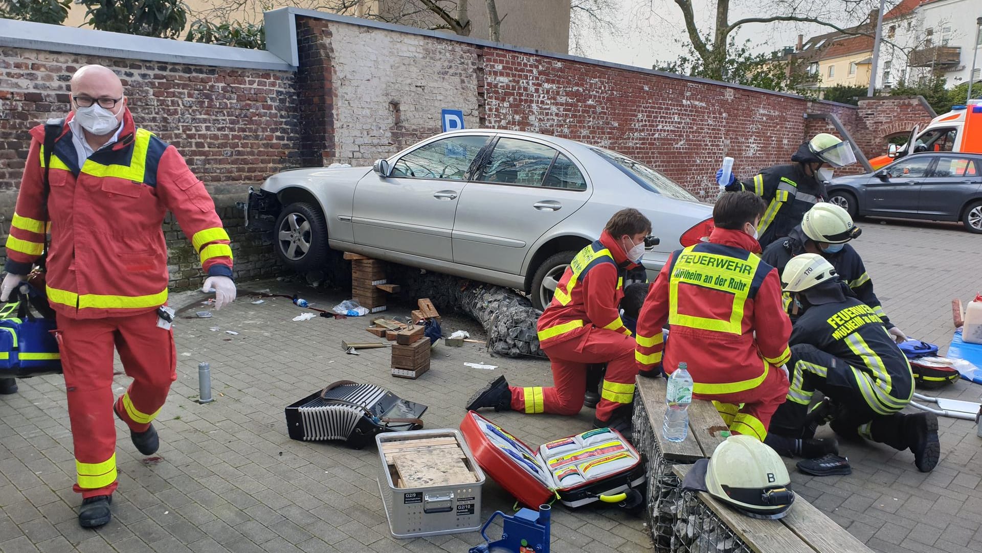 Wagen auf dem Parkplatz: In Mülheim an der Ruhr verlor ein Fahrer die Kontrolle über sein Auto und verletzte eine Frau tödlich. Wagen auf dem Parkplatz: In Mülheim an der Ruhr verlor ein Fahrer die Kontrolle über sein Auto und verletzte eine Frau tödlich.