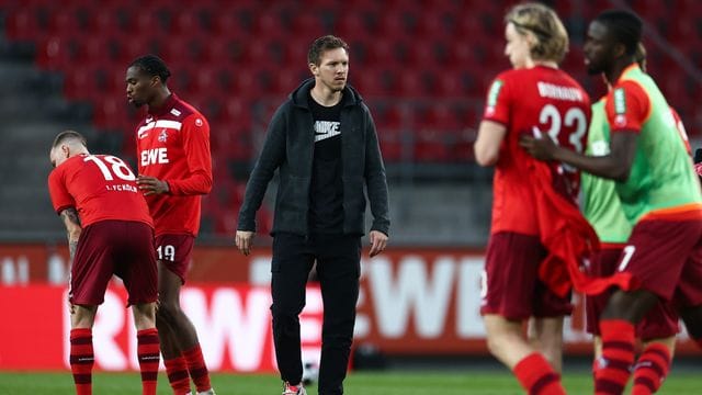 Leipzigs Trainer Julian Nagelsmann (M) geht nach dem der Niederlage an den jubelnden Kölnern vorbei. Leipzigs Trainer Julian Nagelsmann (M) geht nach dem der Niederlage an den jubelnden Kölnern vorbei.