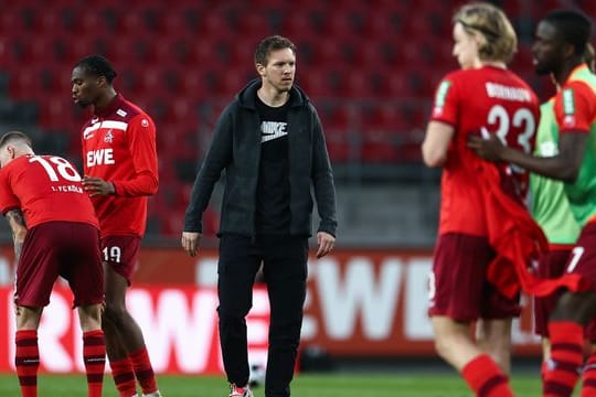 Leipzigs Trainer Julian Nagelsmann (M) geht nach dem der Niederlage an den jubelnden Kölnern vorbei.