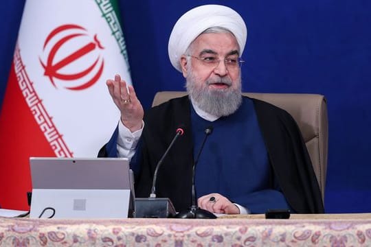 Hassan Ruhani, Präsident des Iran, spricht bei der wöchentlichen Kabinettssitzung.