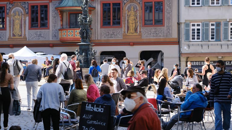Volle Innenstadt in Tübingen: Bisher konnten die Menschen hier in Läden, zum Friseur und ins Café – aber nur mit Tagesticket nach einem negativen Corona-Test.