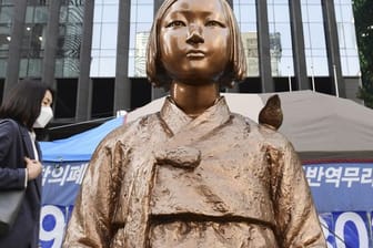 Eine Statue vor der japanischen Botschaft in Seoul.