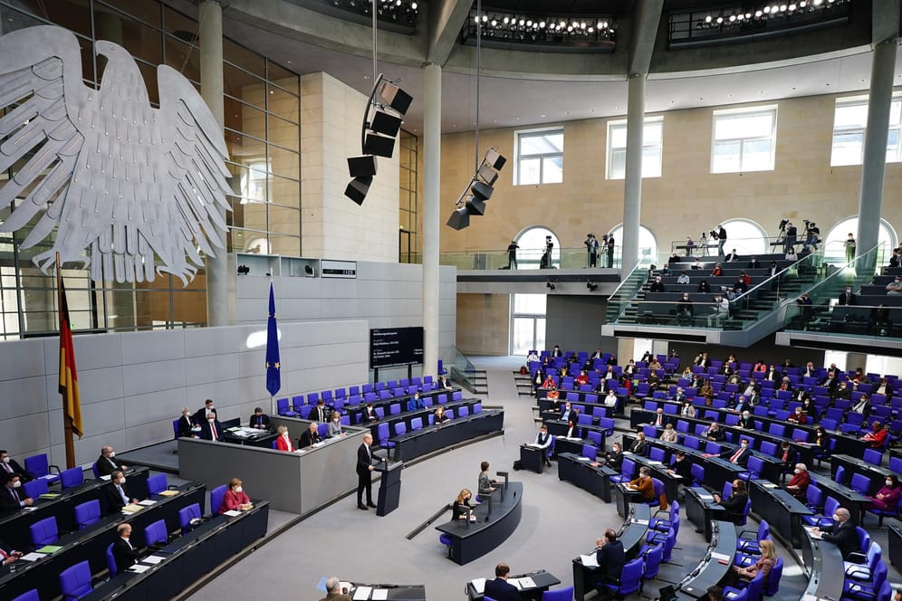 Ralph Brinkhaus, Vorsitzender der CDU/CSU-Bundestagsfraktion, spricht in der Sitzung des Bundestags: Dort wird über einen Änderung des Infektionsschutzgesetzes diskutiert.