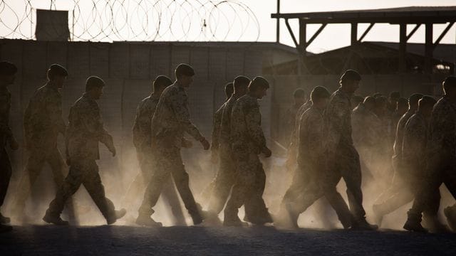 Die Bundeswehr stellt sich in Absprache mit den Nato-Verbündeten auf einen deutlich schnelleren Abzug aus Afghanistan ein. Die Bundeswehr stellt sich in Absprache mit den Nato-Verbündeten auf einen deutlich schnelleren Abzug aus Afghanistan ein.