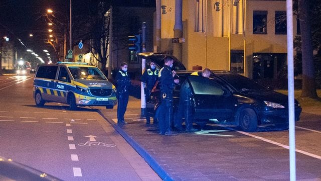 Einsatzkräfte am Tatort.