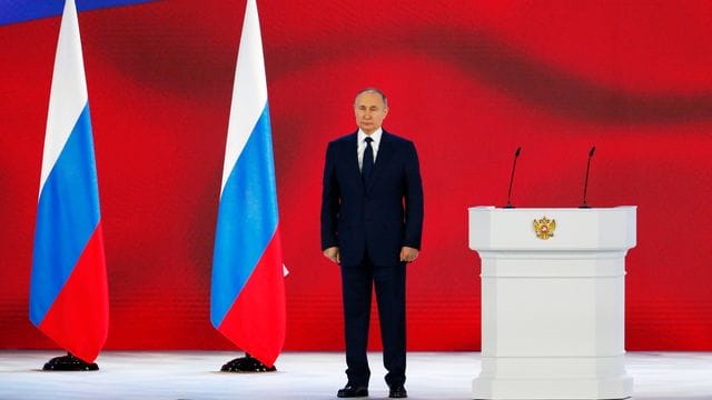 Wladimir Putin, Präsident von Russland, hört die Nationalhymne nach seiner jährlichen Rede an die Nation. Wladimir Putin, Präsident von Russland, hört die Nationalhymne nach seiner jährlichen Rede an die Nation.