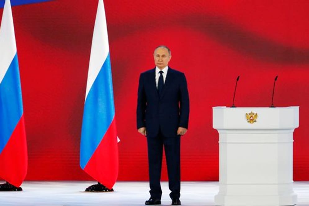 Wladimir Putin, Präsident von Russland, hört die Nationalhymne nach seiner jährlichen Rede an die Nation.