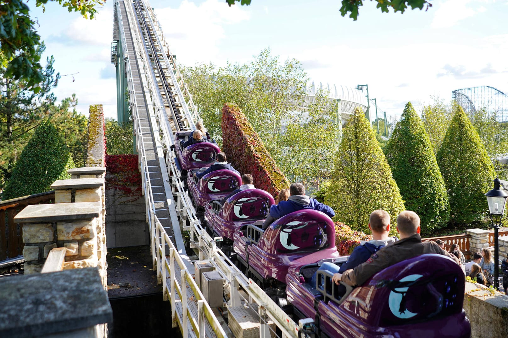 Achterbahn im Heide-Park Soltau in Niedersachsen: Für die Besucher soll eine Test- und Maskenpflicht bestehen.