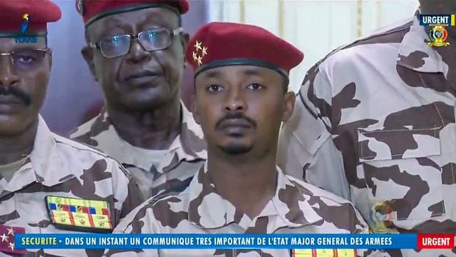 Mahamat Idriss Déby Itno (Mitte), Sohn des verstorbenen tschadischen Präsidenten, soll eine militärische Übergangsregierung führen.
