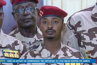 Mahamat Idriss Déby Itno (Mitte), Sohn des verstorbenen tschadischen Präsidenten, soll eine militärische Übergangsregierung führen.
