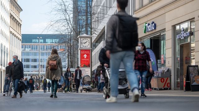 Im Kampf gegen die Pandemie hat der Bundestag bundeseinheitliche Maßnahmen zur Kontaktreduzierung abgesegnet. Im Kampf gegen die Pandemie hat der Bundestag bundeseinheitliche Maßnahmen zur Kontaktreduzierung abgesegnet.