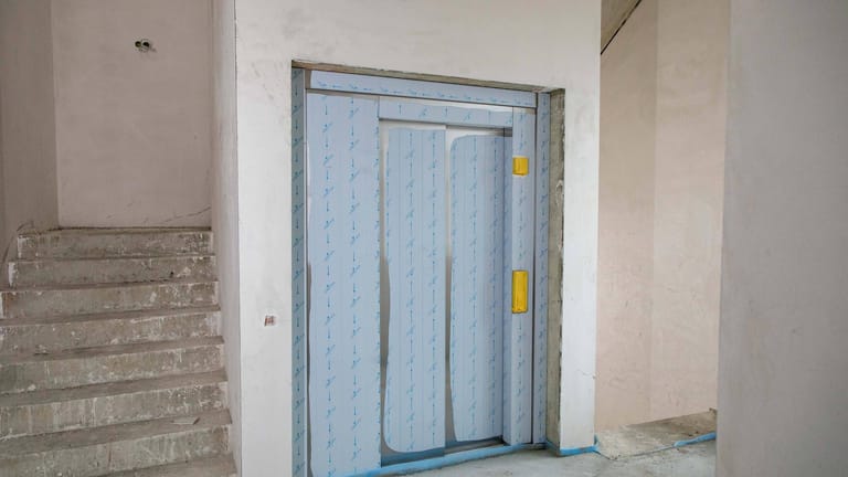 Ein Fahrstuhl in einem Neubau (Symbolbild): Auf einer Baustelle in Herford wurde ein Arbeiter im Schacht eingeklemmt.