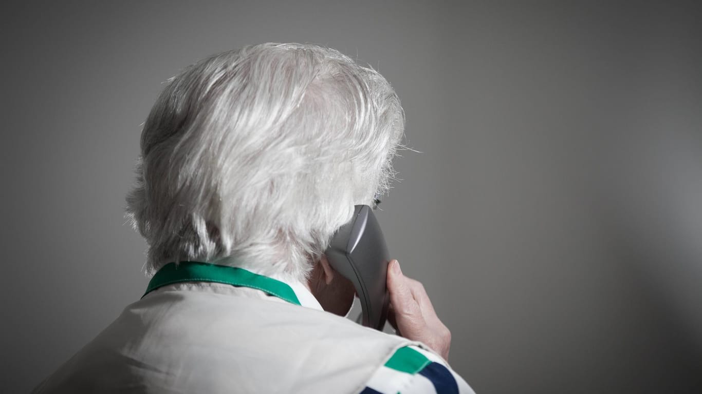 Eine alte Dame am Telefon (Symbolbild): In Hongkong wurde eine 90-Jährige um 27 Millionen Euro betrogen.