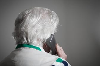 Eine alte Dame am Telefon (Symbolbild): In Hongkong wurde eine 90-Jährige um 27 Millionen Euro betrogen.