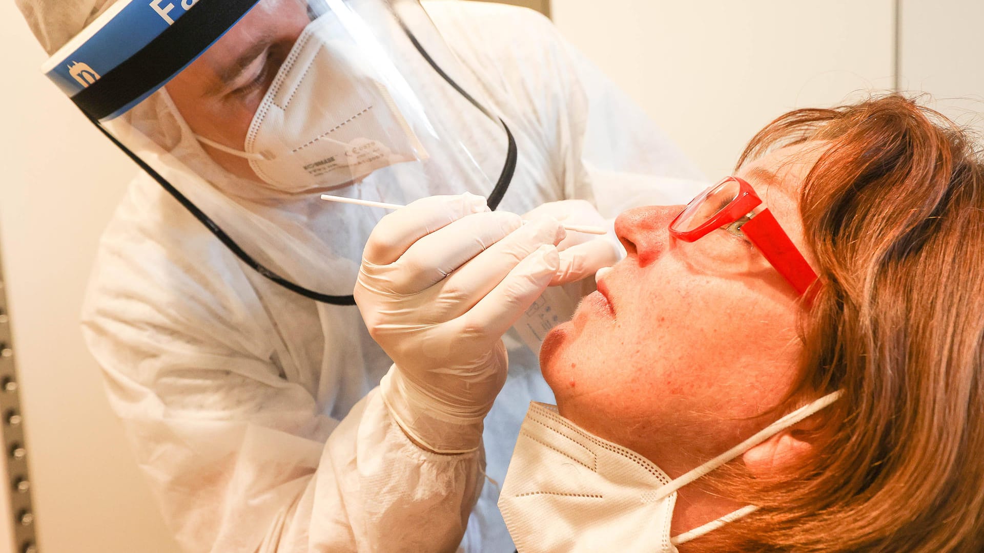 Eine Frau wird auf das Coronavirus getestet: Mutanten haben das ursprüngliche Virus fast vollständig verdrängt. Eine Frau wird auf das Coronavirus getestet: Mutanten haben das ursprüngliche Virus fast vollständig verdrängt.