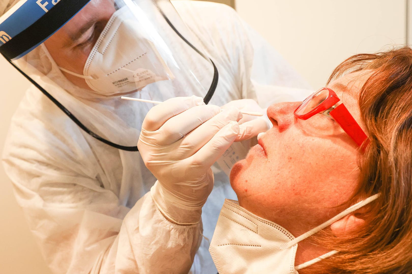 Eine Frau wird auf das Coronavirus getestet: Mutanten haben das ursprüngliche Virus fast vollständig verdrängt.