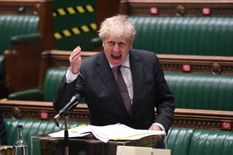 Boris Johnson verteidigte sein Vorgehen in der Causa Dyson im Parlament: Es sei darum gegangen, in der Hochphase der Pandemie Leben zu retten.