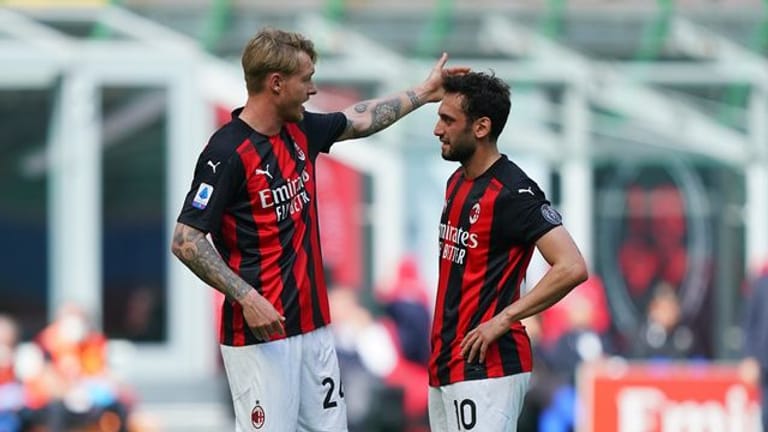 Die beiden ehemaligen Bundesliga-Profis Simon Kjaer (l) und Hakan Calhanoglu mussten mit dem AC Mailand eine Heimpleite hinnehmen.