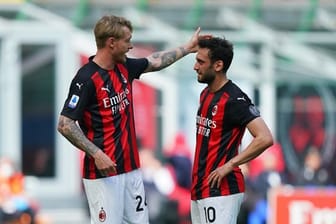 Die beiden ehemaligen Bundesliga-Profis Simon Kjaer (l) und Hakan Calhanoglu mussten mit dem AC Mailand eine Heimpleite hinnehmen.