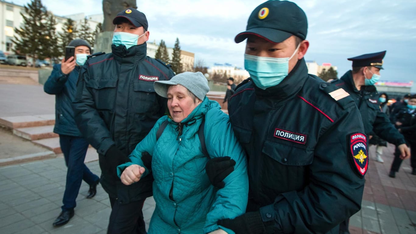 Polizisten verhaften eine Frau: Nawalnys Mitarbeiter hatten zu landesweiten Protesten aufgerufen.