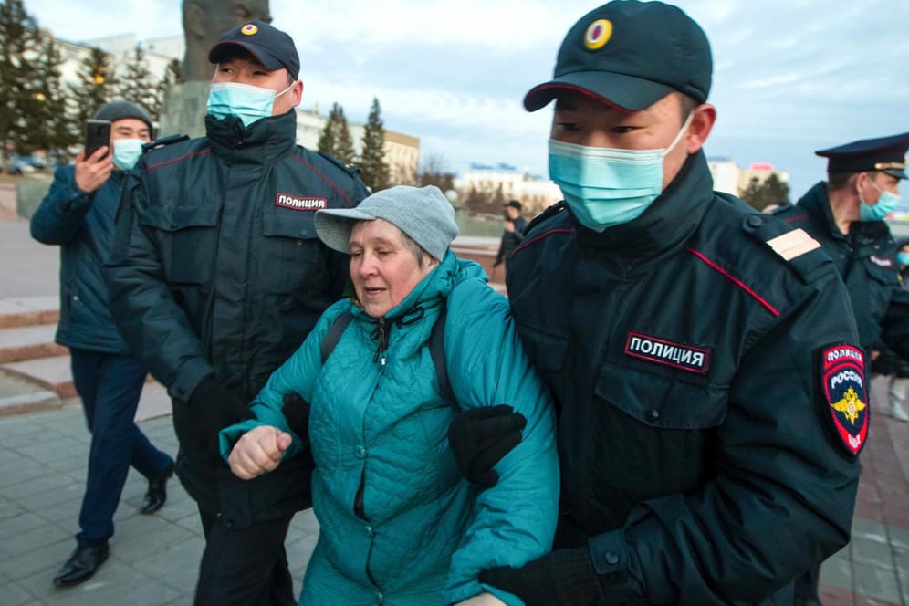 Polizisten verhaften eine Frau: Nawalnys Mitarbeiter hatten zu landesweiten Protesten aufgerufen.