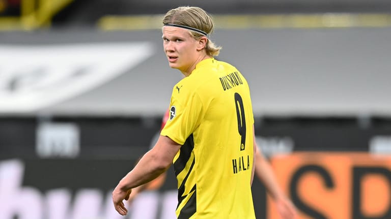 Erling Haaland: Der umworbene Norweger bleibt in Dortmund, sagt Manager Zorc.