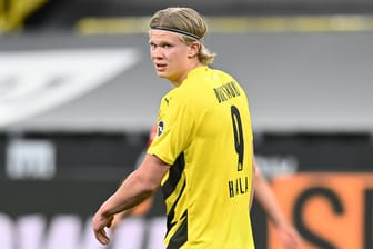 Erling Haaland: Der umworbene Norweger bleibt in Dortmund, sagt Manager Zorc.