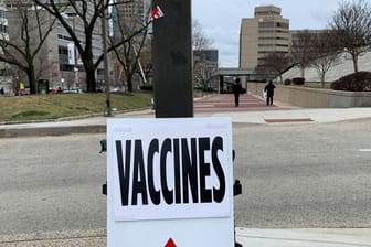 Hinweisschild unweit eines Impfzentrums in Baltimore.