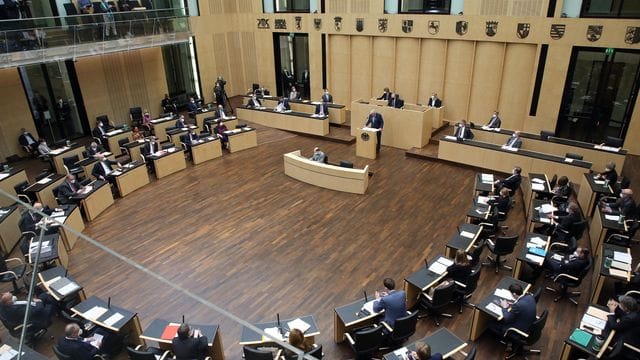 "Verfassungsrechtlich problematisch": Hessens Ministerpräsident Volker Bouffier spricht im Bundesrat. "Verfassungsrechtlich problematisch": Hessens Ministerpräsident Volker Bouffier spricht im Bundesrat.