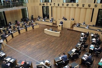 "Verfassungsrechtlich problematisch": Hessens Ministerpräsident Volker Bouffier spricht im Bundesrat.