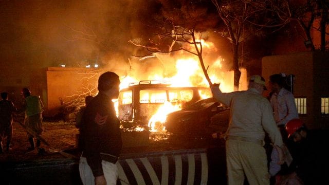 Mindestens vier Menschen sind bei einer Explosion in Pakistan getötet worden. Mindestens vier Menschen sind bei einer Explosion in Pakistan getötet worden.