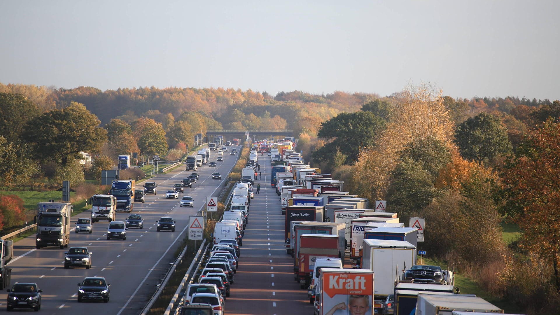 Stau auf der A1 (Archivbild): Nach einem Unfall musste die Autobahn kurzzeitig voll gesperrt werden. Stau auf der A1 (Archivbild): Nach einem Unfall musste die Autobahn kurzzeitig voll gesperrt werden.