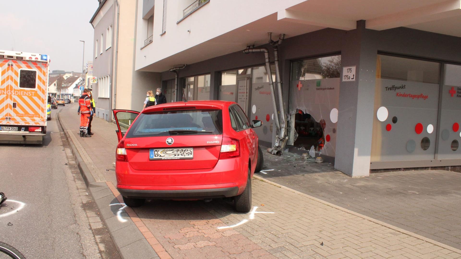 Auto vor kaputter Fassade: Bei dem Unfall wurde niemand verletzt. Auto vor kaputter Fassade: Bei dem Unfall wurde niemand verletzt.