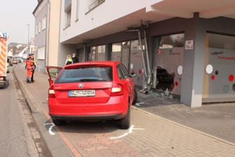 Auto vor kaputter Fassade: Bei dem Unfall wurde niemand verletzt.