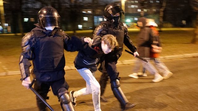Die Polizei verhaftet in St. Die Polizei verhaftet in St.
