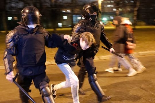 Die Polizei verhaftet in St.