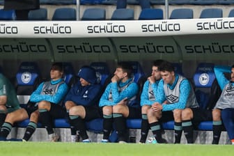 Die Ersatzspieler von Schalke: Enttäuschte Gesichter nach dem Abstieg, später wurde das Team bedroht.