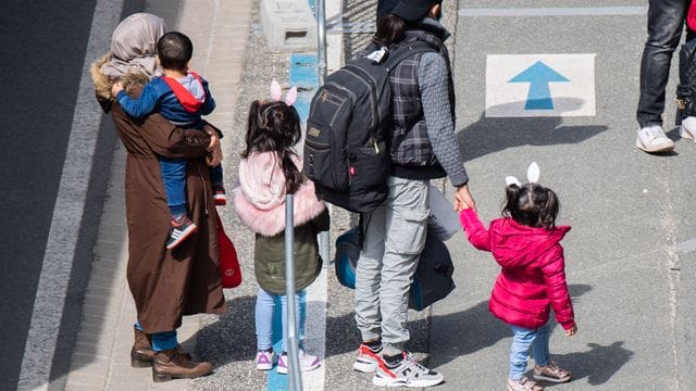 Flüchtlinge aus Griechenland nach der Landung auf dem Flughafen Hannover. Flüchtlinge aus Griechenland nach der Landung auf dem Flughafen Hannover.