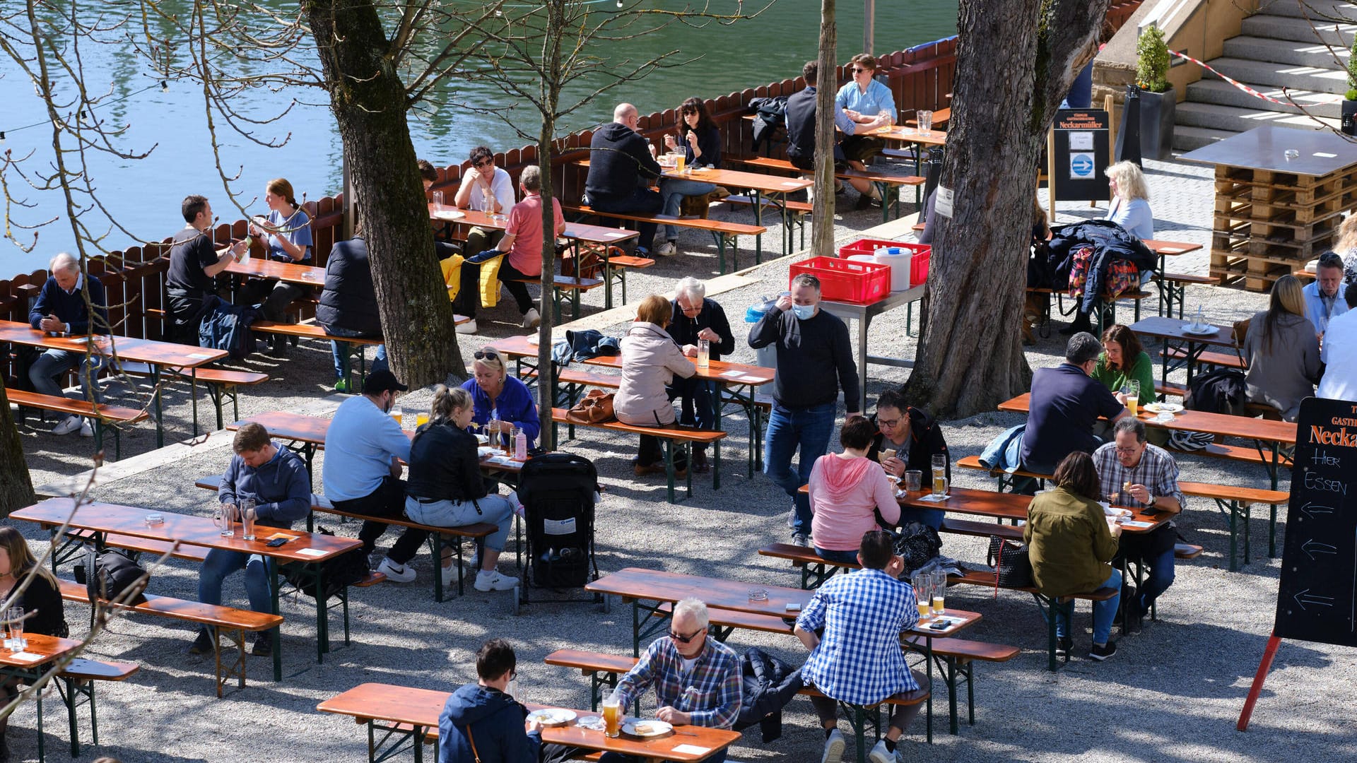 Menschen genießen das warme Wetter im Biergarten: Das Modell-Projekt in Tübingen steht vor dem Aus. Menschen genießen das warme Wetter im Biergarten: Das Modell-Projekt in Tübingen steht vor dem Aus.