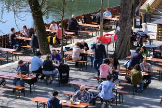 Menschen genießen das warme Wetter im Biergarten: Das Modell-Projekt in Tübingen steht vor dem Aus.