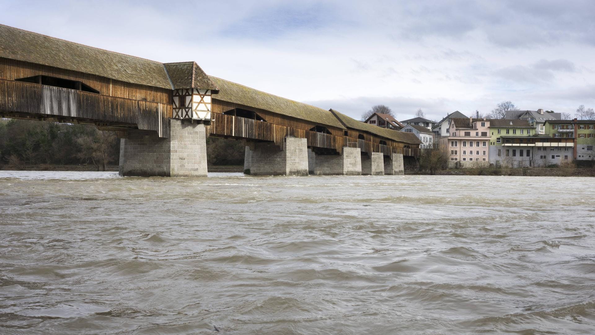Längste gedeckte Holzbrücke Europas in Bad Säckingen: Im Rhein fand die Polizei eine Leiche. Längste gedeckte Holzbrücke Europas in Bad Säckingen: Im Rhein fand die Polizei eine Leiche.