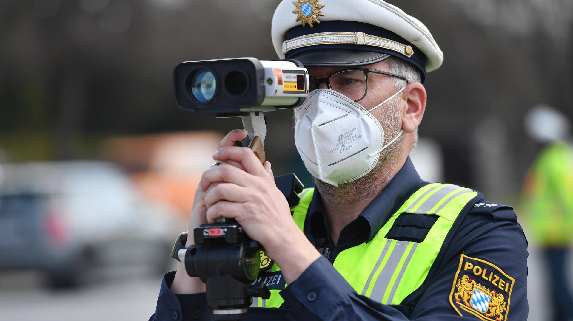 Geschwindigkeitsmessung mit einer Radarpistole: Im Rahmen des europaweiten Blitzmarathons waren in Bayern rund 1.800 Polizisten im Einsatz. Geschwindigkeitsmessung mit einer Radarpistole: Im Rahmen des europaweiten Blitzmarathons waren in Bayern rund 1.800 Polizisten im Einsatz.
