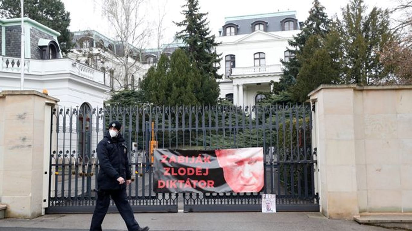 Protestplakat am Zaun der russischen Botschaft in Prag.