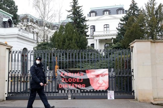 Protestplakat am Zaun der russischen Botschaft in Prag.