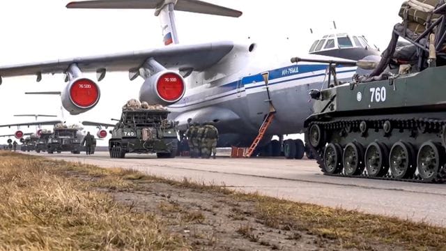 Das vom Pressedienst des russischen Verteidigungsministeriums veröffentlichte Foto zeigt russische Militärfahrzeuge, die während der Manöver auf der Krim in ein Flugzeug geladen werden sollen. Das vom Pressedienst des russischen Verteidigungsministeriums veröffentlichte Foto zeigt russische Militärfahrzeuge, die während der Manöver auf der Krim in ein Flugzeug geladen werden sollen.