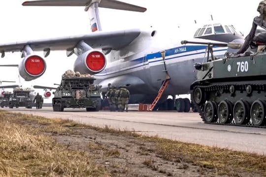 Das vom Pressedienst des russischen Verteidigungsministeriums veröffentlichte Foto zeigt russische Militärfahrzeuge, die während der Manöver auf der Krim in ein Flugzeug geladen werden sollen.