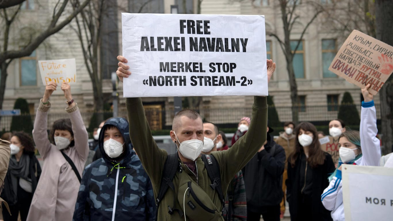 Protest vor der russischen Botschaft in Berlin: Ein Demonstrant fordert "Freiheit für Alexej Nawaly" und gleichzeitig "Merkel, stopp' Nord Stream 2".
