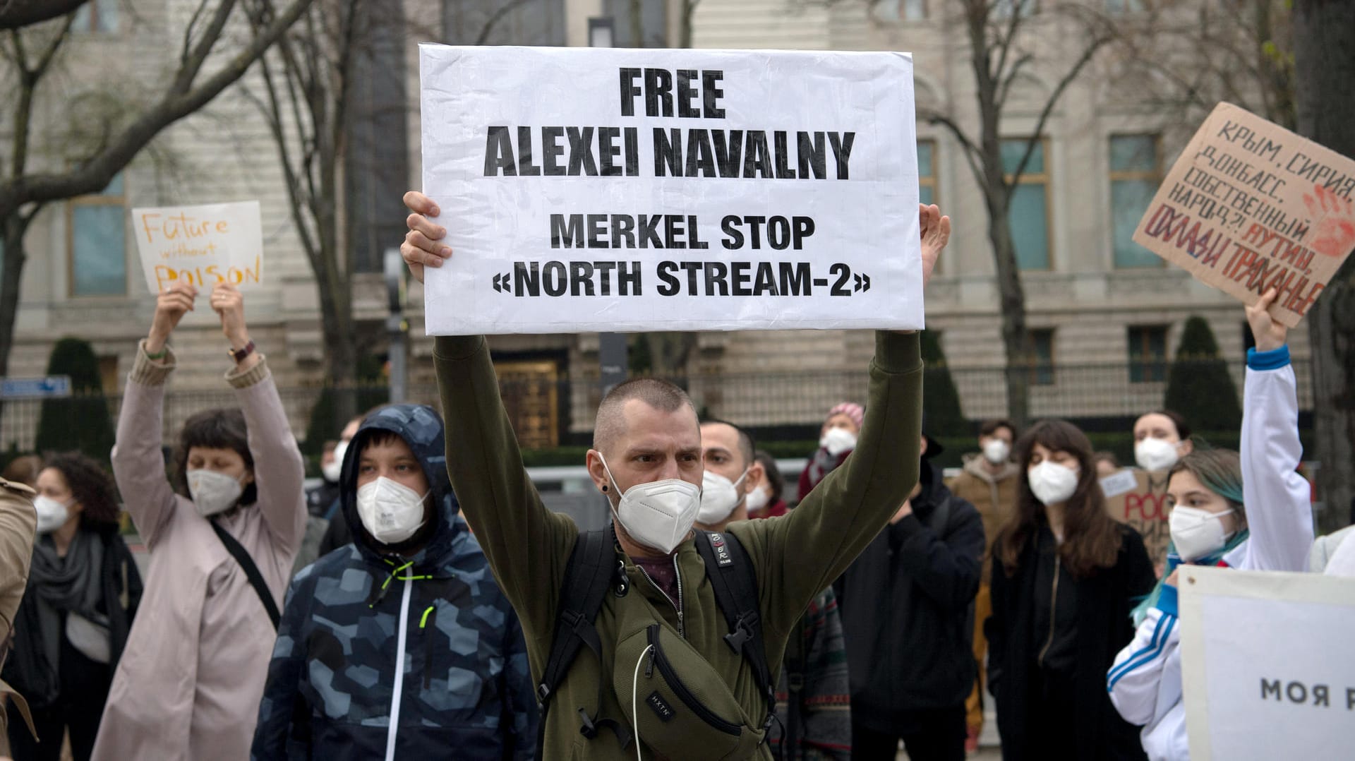 Protest vor der russischen Botschaft in Berlin: Ein Demonstrant fordert "Freiheit für Alexej Nawaly" und gleichzeitig "Merkel, stopp' Nord Stream 2".