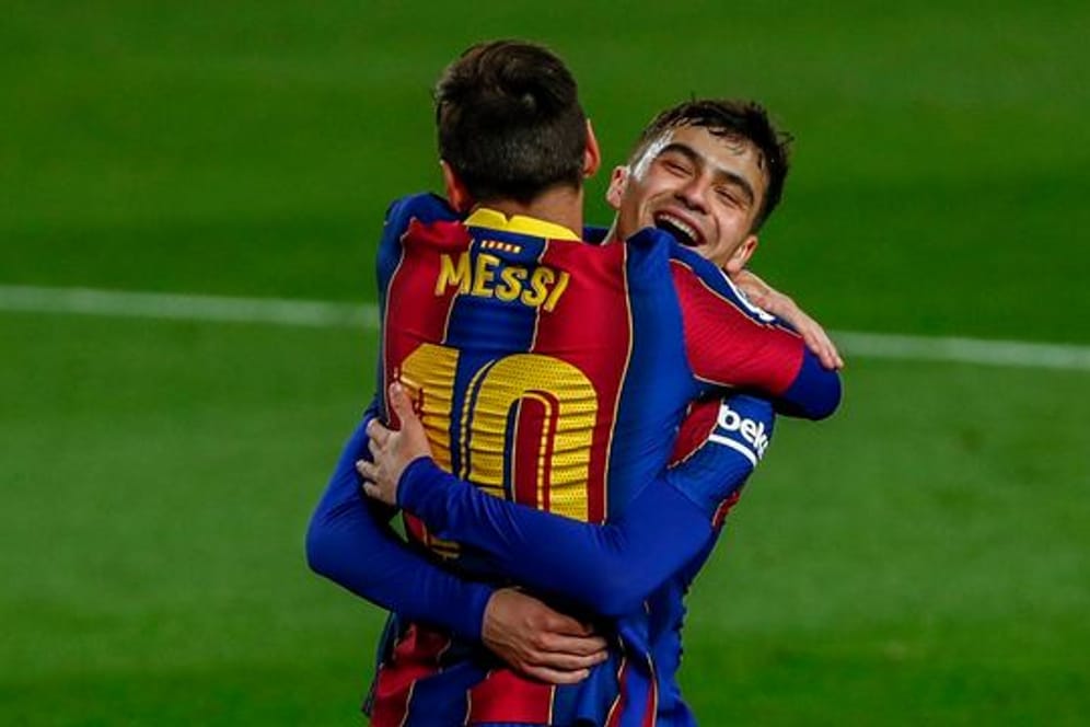 Barcelonas Lionel Messi wird nach seinem zweiten Tor herzlich umarmt.